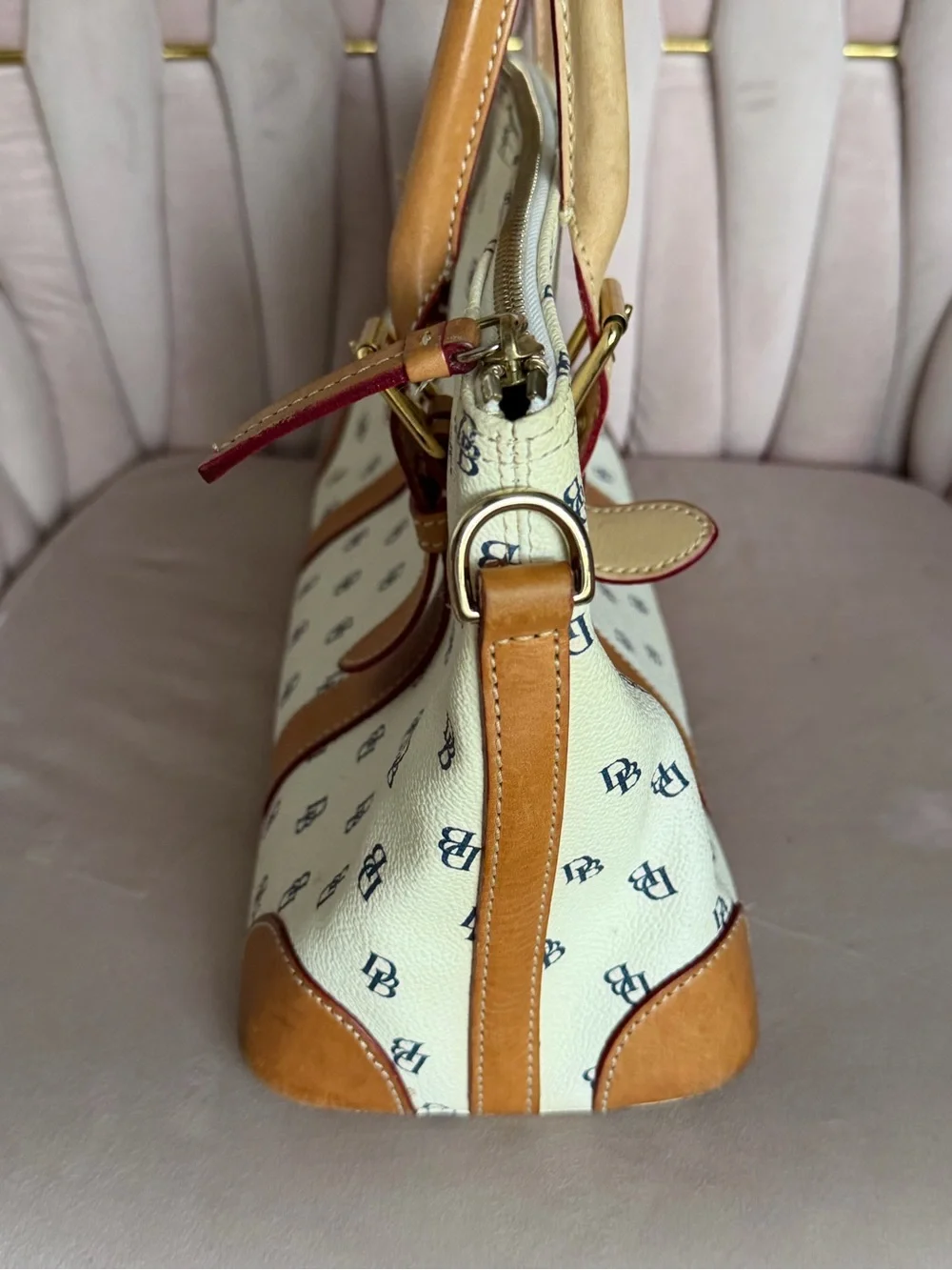 Dooney & Bourke clean interior✨